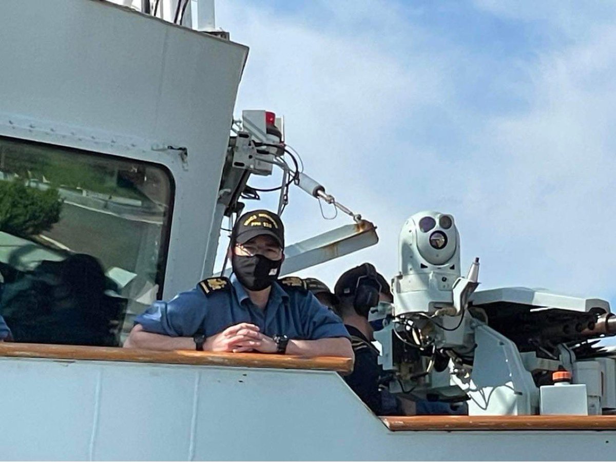 Goalielisten's tweet photo. Good morning everyone from @HMCSWinnipeg 👋😁😎
✅ #OneWithTheStrengthofMany
#ReadyAyeReady
#WeTheNavy
Bon matin à tous du @HMCSWinnipeg 👋😁😎
✅#Unaveclaforcedeplusieurs
#Toujourslàtoujoursprêts
#NousLaMarine https://t.co/iZbkOKx380