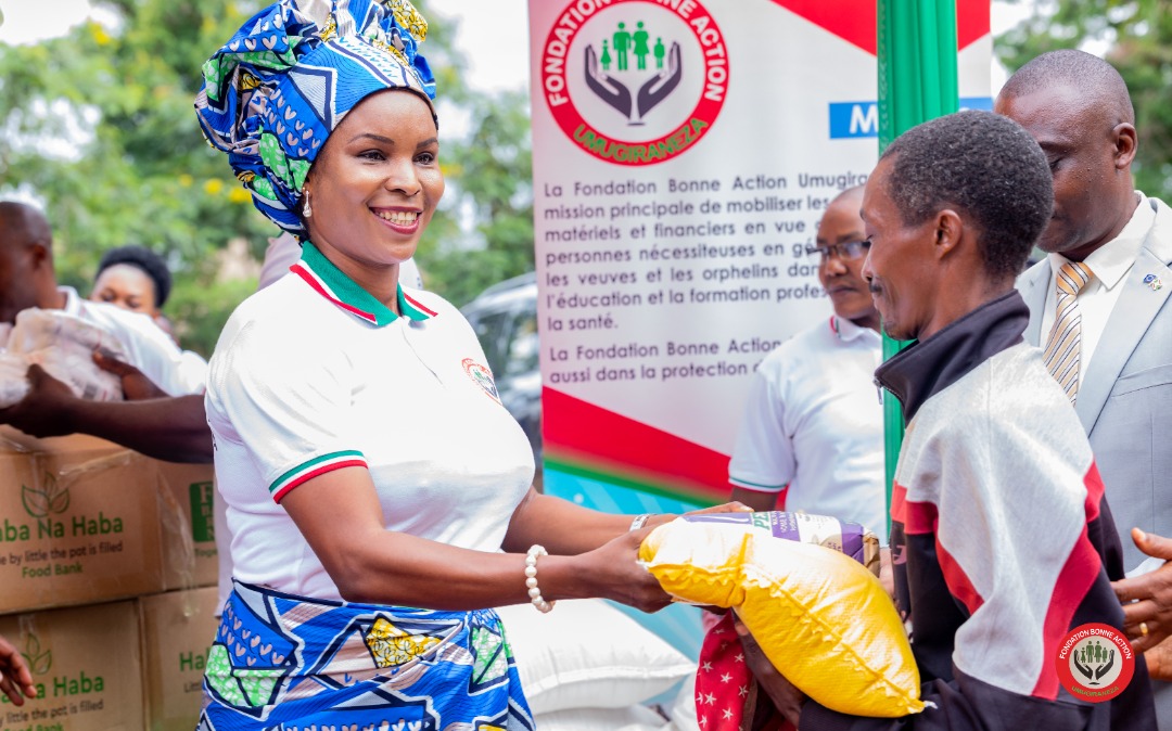 Burundi1stLady's tweet photo. Ce 3 nov. 2021, au nom de la Fondation @action_bonne que je préside, je me suis rendue sur la Colline #Migera, #Kabezi @BujumburaProv
pour apporter mon soutien, ma solidarité aux victimes des glissements de terrain. J’en ai profité pour octroyer des tôles aux familles touchées. https://t.co/A6SsQI8rdo