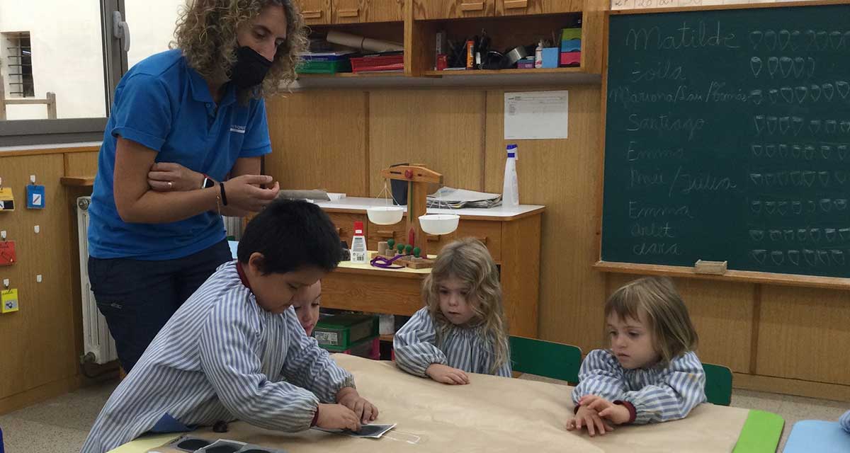 EscolaHoritzo's tweet photo. Hem començat a fer papiroflèxia. Ens estrenem fent una paperina. Per a què servirà?…"Per posar-hi castanyes, com la castanyera", comenta un nen del grup. https://t.co/0qgVvWQtiX #somdelhoritzo #tocantelmon #hqpbl #ABP #ABN #Edchat #Edtech #DesignThinking #EduQuote #EduCita https://t.co/5C1joPSswC