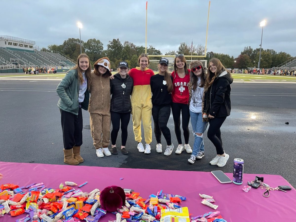 CoachLesG's tweet photo. Best Buddies trick-or-treat. Great to see our team active in the community supporting a great event! ⁦@bestbuddies⁩ ⁦@thenewsleader⁩ ⁦@NHSAthletics1⁩ https://t.co/OaUihlcg5P