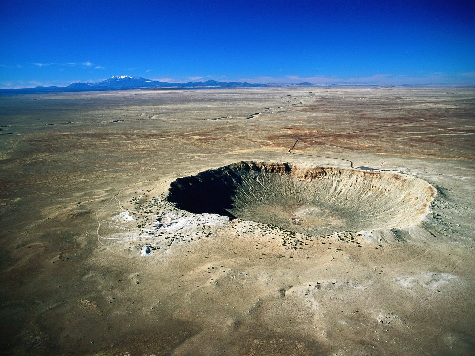Il Meteor Crater ha un diametro da 1.2 km, è stato prodotto da un asteroide di 46 m che ha sviluppato un’energia centinaia di volte la bomba di Hiroshima. Tra circa un anno #DART e #LICIACube testeranno una tecnologia per deviare questi oggetti prima che diventino pericolosi