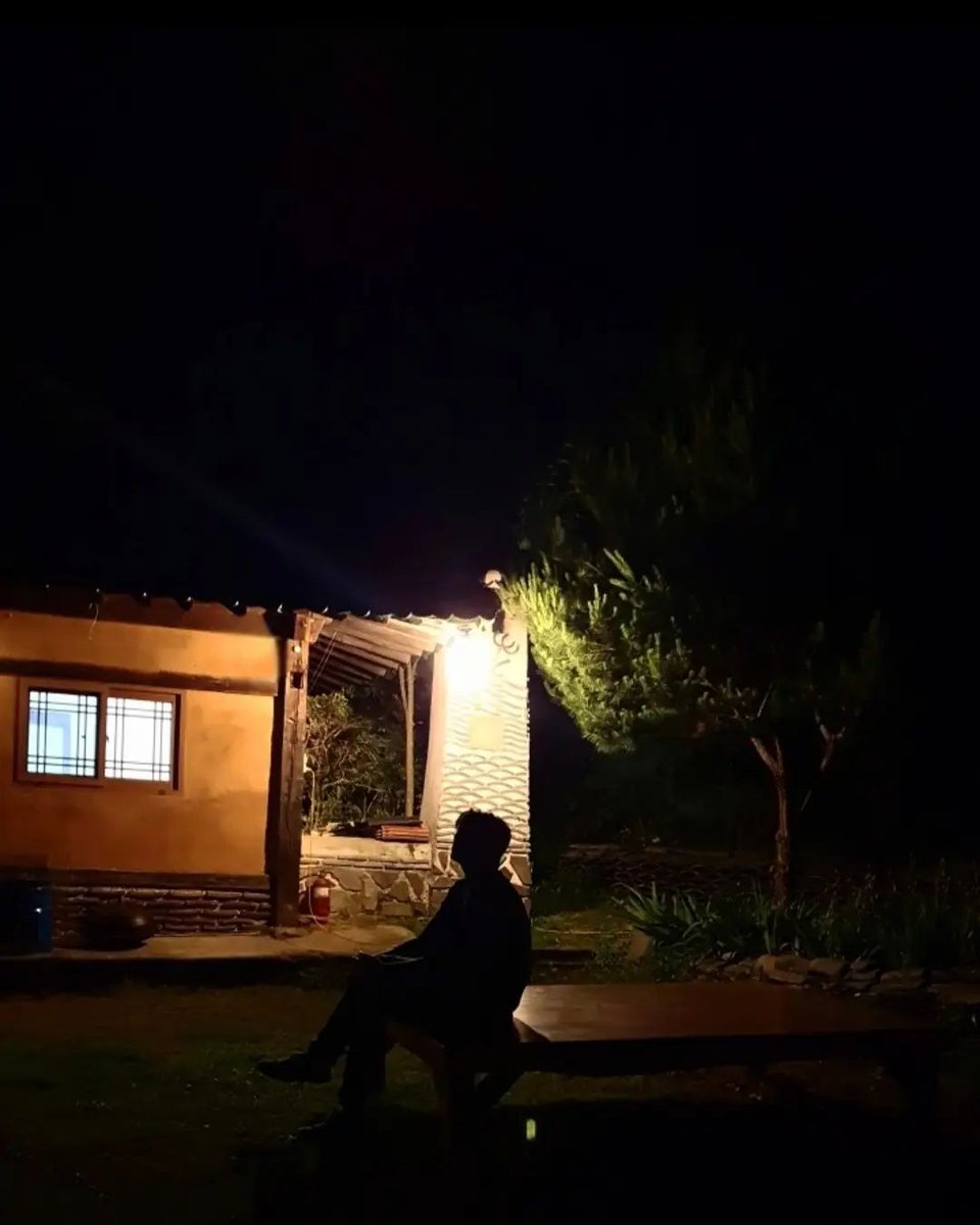 carpediemk1219k's tweet photo. 여름소리 제작진 분의 인스타 속 영현이

"일 년 전 오늘이라고 뜬 사진 속 뮤지션.
별을 한참이나 올려다 보던 로맨티시스트.
오늘부터 국방부가 곱게 간직했다가
팬들에게 돌려줘야 하는 영케이.
매 순간 진심을 다해 열심히 사는 모습에
맘속으로 반성문 꽤나 쓰게 했던 젊은이." https://t.co/2fRxO83eiI