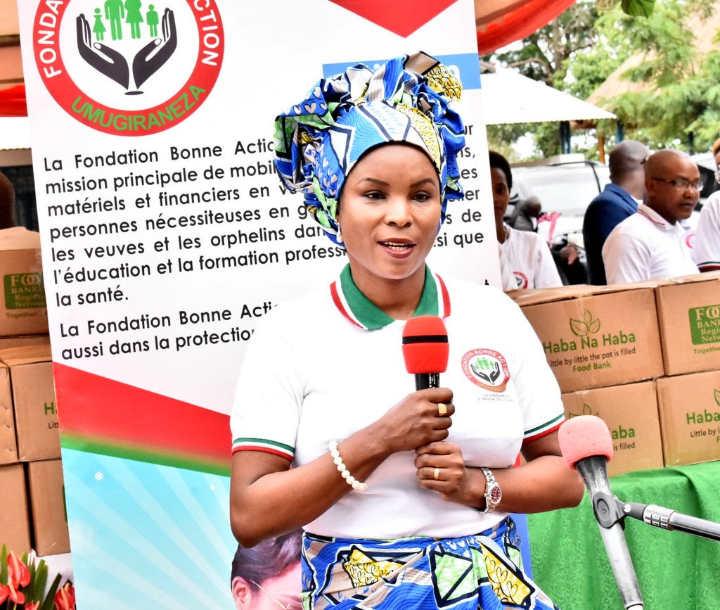 RTNBurundi's tweet photo. La @Burundi1stLady se dit satisfaite de venir en aide à ces victimes des glissements de terrain de la colline #Migera pour que ces victimes fêtent Noël et  bonne année  dans de bonnes conditions : que toute personne ait un abri décent et  chaque bouche ait à manger. https://t.co/xDpvc6Bifi
