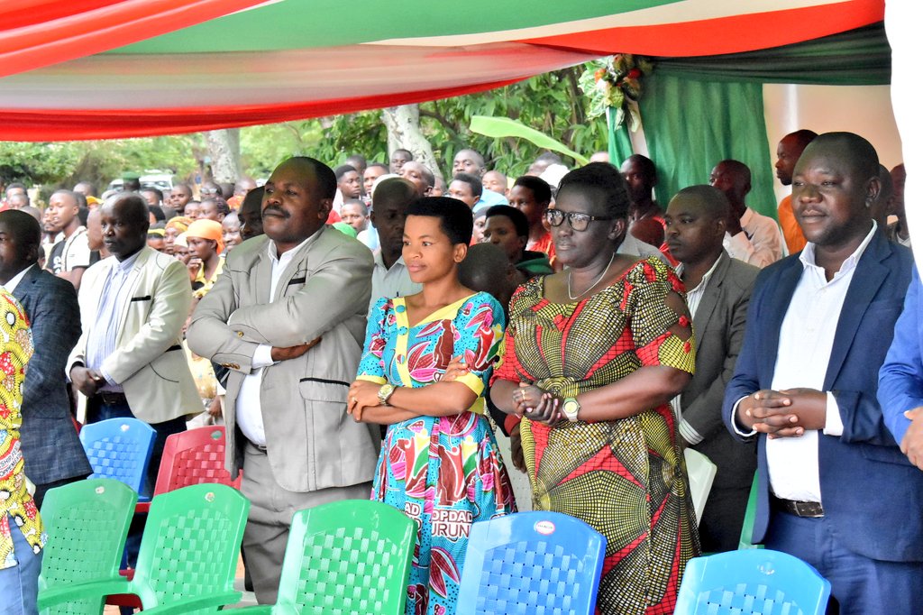 RTNBurundi's tweet photo. La @Burundi1stLady se dit satisfaite de venir en aide à ces victimes des glissements de terrain de la colline #Migera pour que ces victimes fêtent Noël et  bonne année  dans de bonnes conditions : que toute personne ait un abri décent et  chaque bouche ait à manger. https://t.co/xDpvc6Bifi