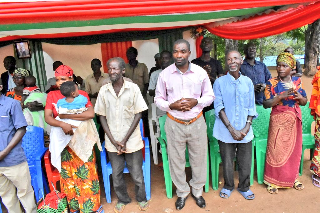 RTNBurundi's tweet photo. La @Burundi1stLady se dit satisfaite de venir en aide à ces victimes des glissements de terrain de la colline #Migera pour que ces victimes fêtent Noël et  bonne année  dans de bonnes conditions : que toute personne ait un abri décent et  chaque bouche ait à manger. https://t.co/xDpvc6Bifi