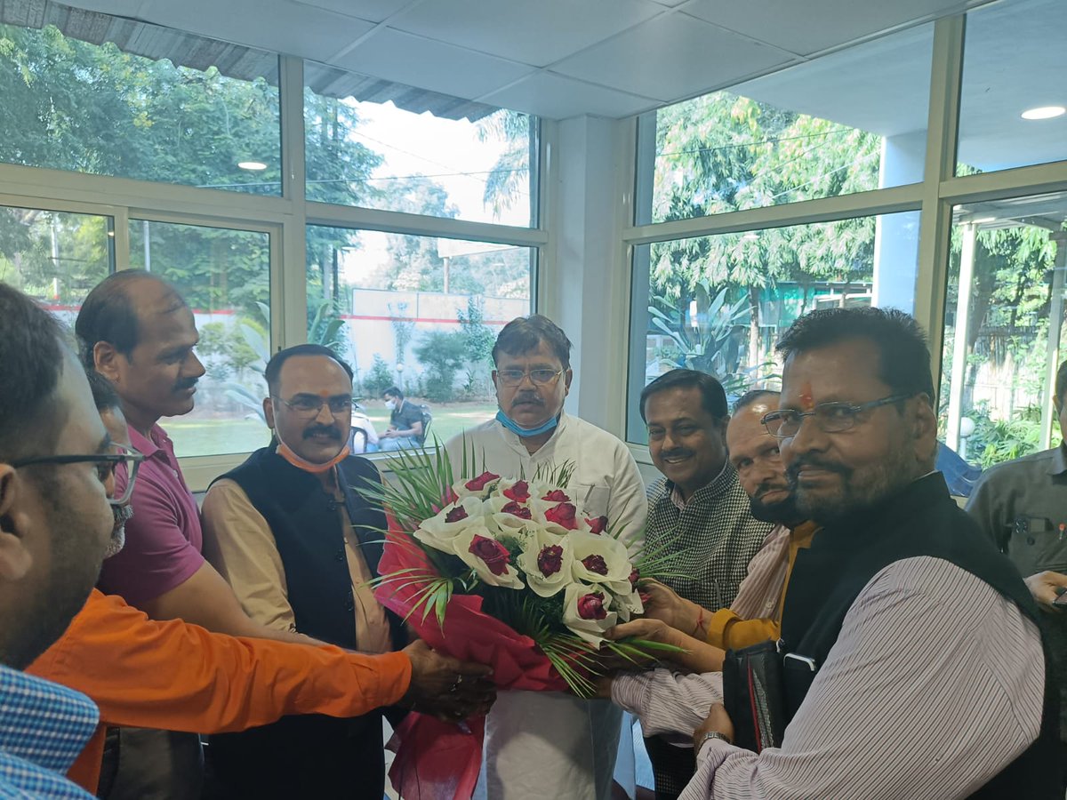 संयुक्त मोर्चा के प्रतिनिधि मंडल द्वारा विद्युत कर्मियों के 8% महंगाई भत्ता एवं वार्षिक वेतन बृद्धि के आदेश जारी होने पर माननीय ऊर्जा मंत्री मध्य प्रदेश शासन श्री प्रधुम्न सिंह जी  का आभार व्यक्त किआ। माननीय द्वारा समस्त विद्युत अधिकारी कर्मचारियों को दीपावली की हार्दिक शुभकामनाए