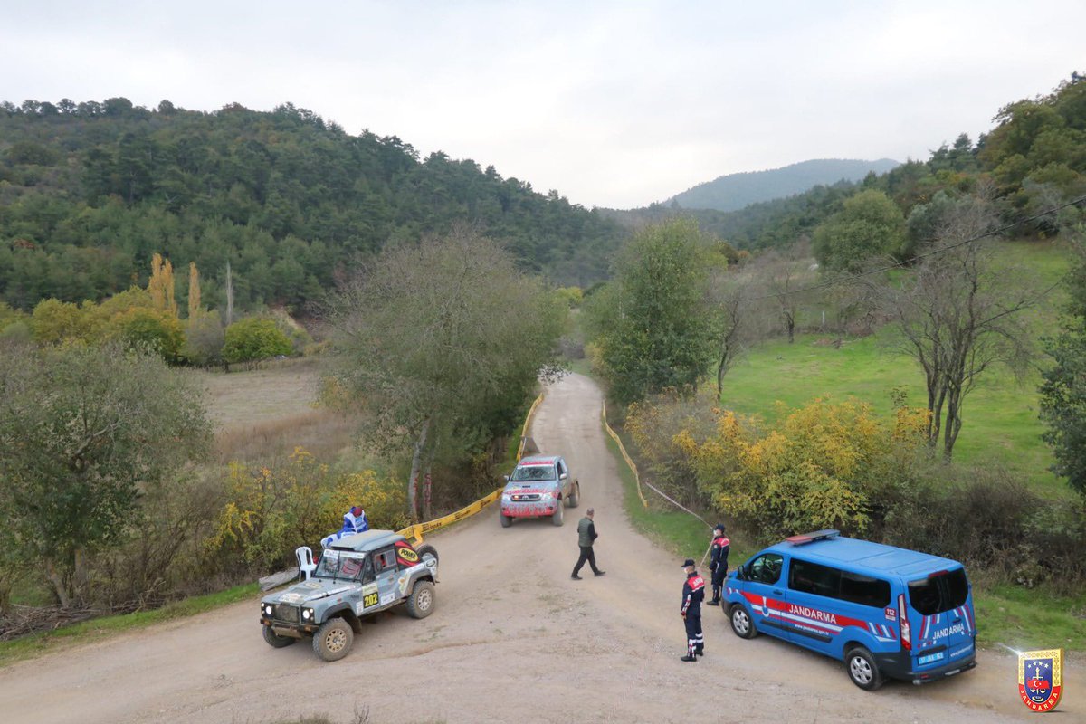 jandarma's tweet photo. Çanakkale İl Jandarma Komutanlığı emrinde görevli Trafik ve Asayiş timlerimiz tarafından, Baja Truva Turkey Off Road yarışlarında gerekli emniyet tedbirleri alınmıştır.🚘
📍Çanakkale
🗓️29-31 Ekim https://t.co/g0LzYb5iVU