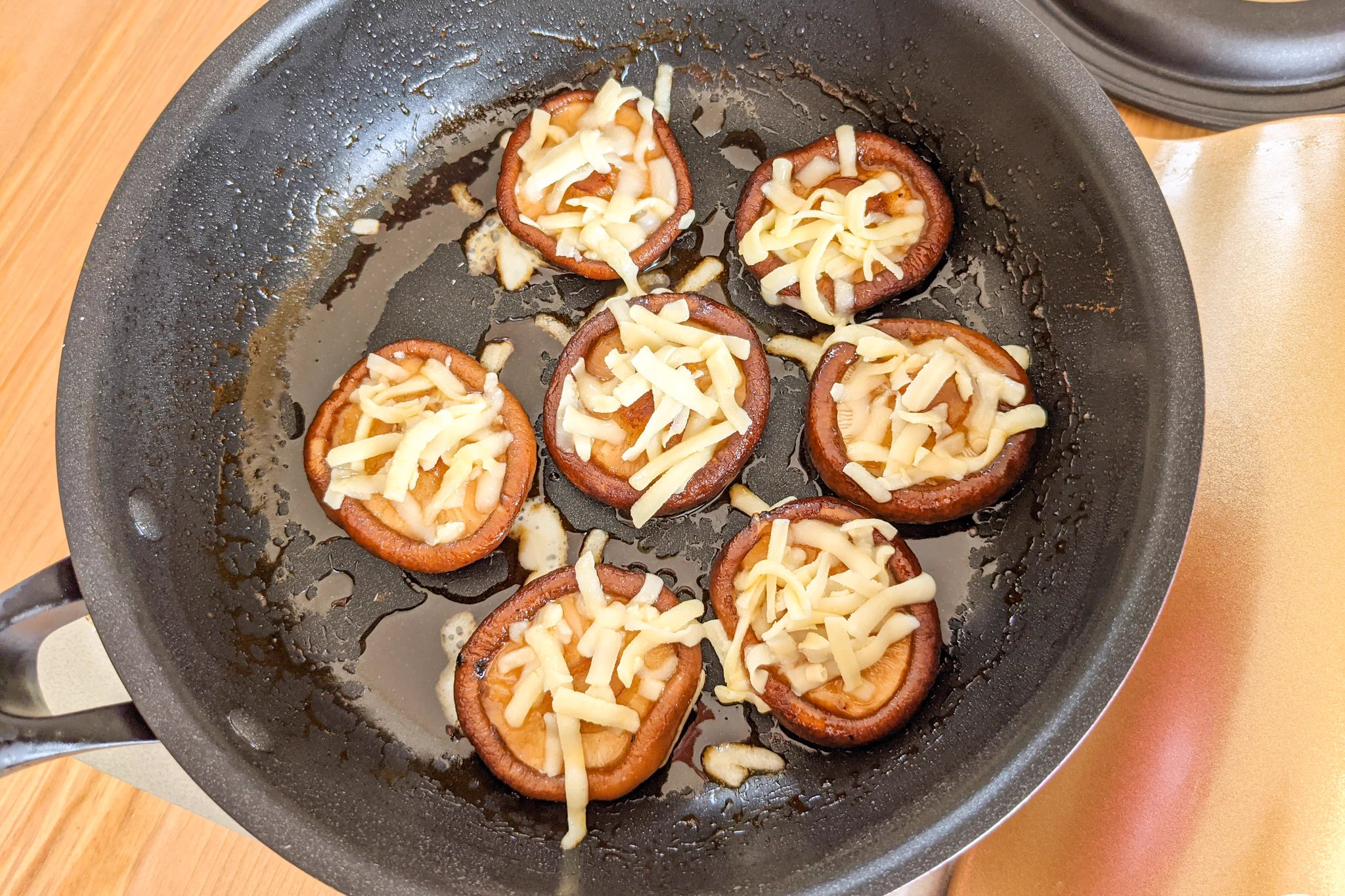 焼いた椎茸とチーズの組み合わせが美味しそう！おつまみにもぴったりそうな椎茸レシピ！