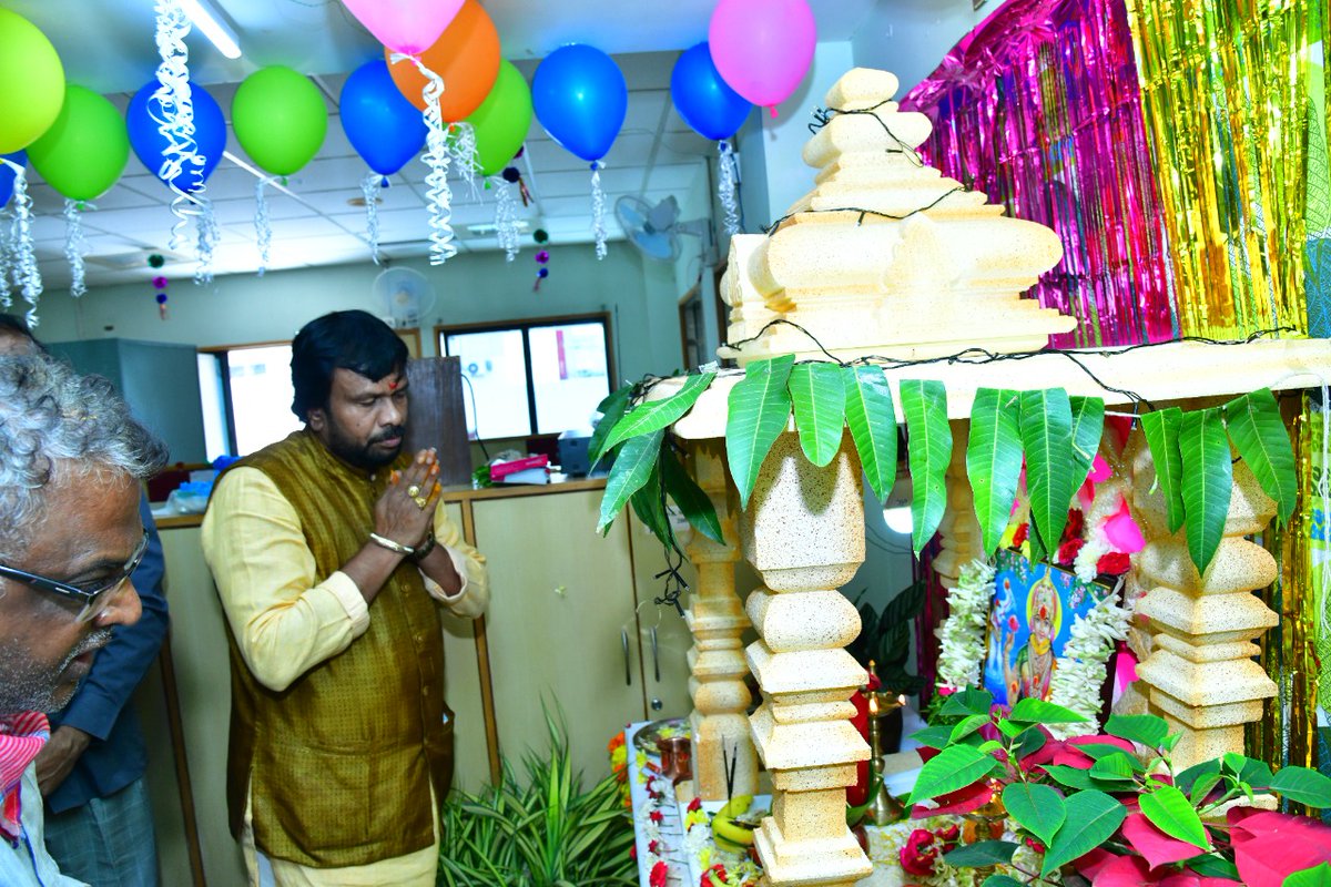 USrinivasGupta's tweet photo. ఘనంగా దీపావళి-లక్ష్మీ మాత పూజా కార్యక్రమం.

ఈరోజు హైదరాబాద్లోని హిమాయత్ నగర్ లో టూరిజం ప్రధాన కార్యాలయంలో దీపావళి పండుగ న��� పురస్కరించుకుని తెలంగాణ టూరిజం కార్పొరేషన్ ఆధ్వర్యంలో ఘనంగా లక్ష్మీ పూజను నిర్వహించడం జరిగింది. https://t.co/Wl5MnXxDXM