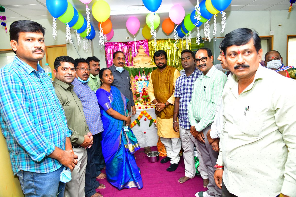 USrinivasGupta's tweet photo. ఘనంగా దీపావళి-లక్ష్మీ మాత పూజా కార్యక్రమం.

ఈరోజు హైదరాబాద్లోని హిమాయత్ నగర్ లో టూరిజం ప్రధాన కార్యాలయంలో దీపావళి పండుగ న��� పురస్కరించుకుని తెలంగాణ టూరిజం కార్పొరేషన్ ఆధ్వర్యంలో ఘనంగా లక్ష్మీ పూజను నిర్వహించడం జరిగింది. https://t.co/Wl5MnXxDXM