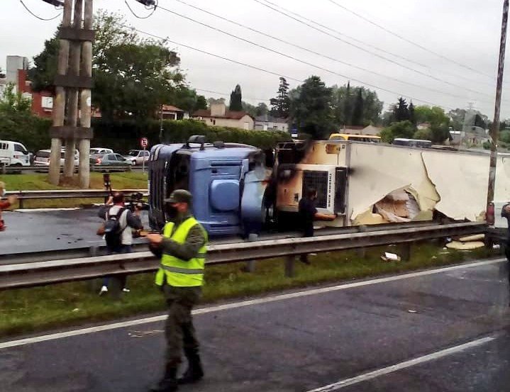 Un camión chocó y volcó en la Panamericana: caos y demoras en el tránsito hacia la Ciudad