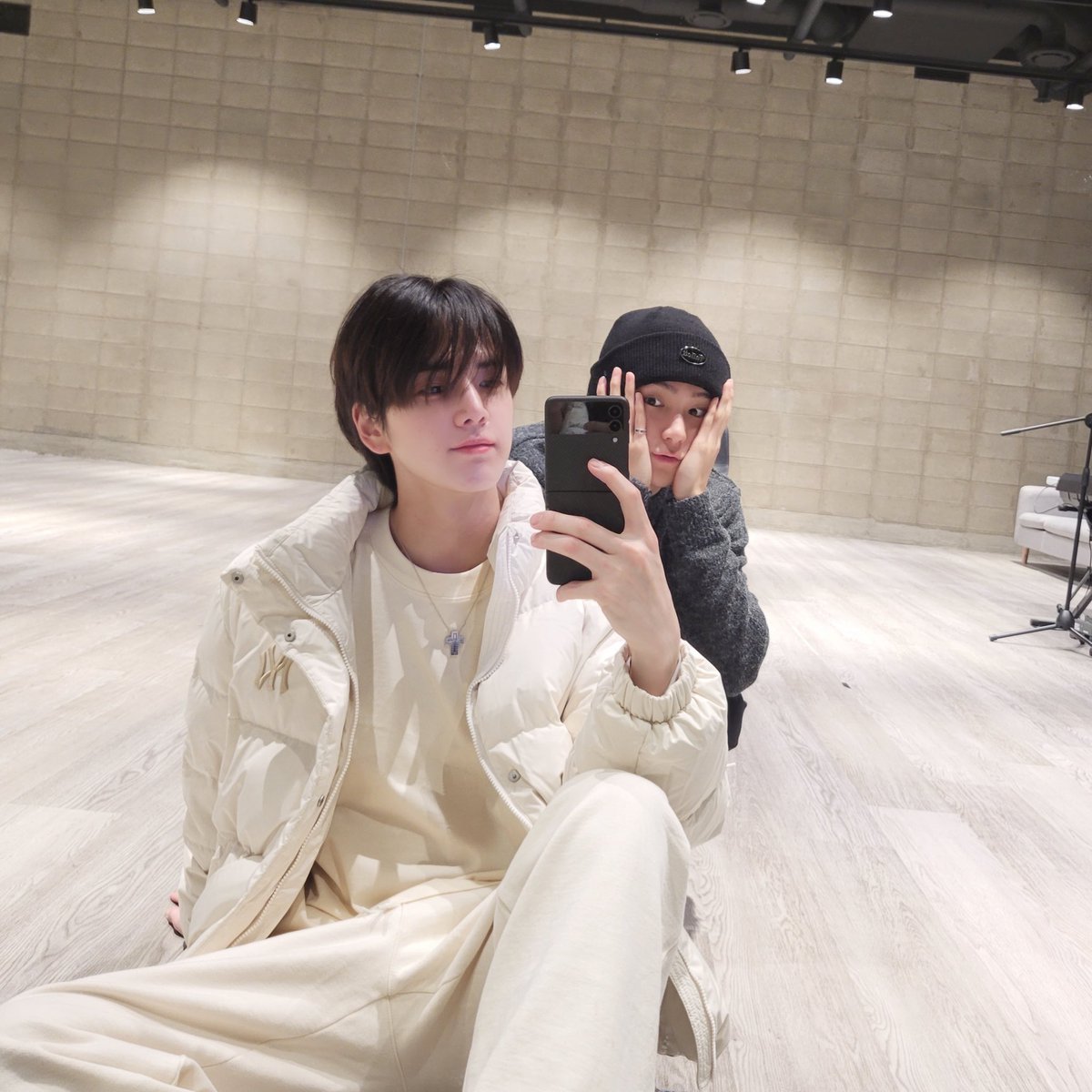 bluemingfleur's tweet photo. 빵밀 원래 로코커플인줄알앗는데
요즘 코미디는없고 로맨스만잇음 ...
내힘들다 .... https://t.co/NvGoS1TZNn