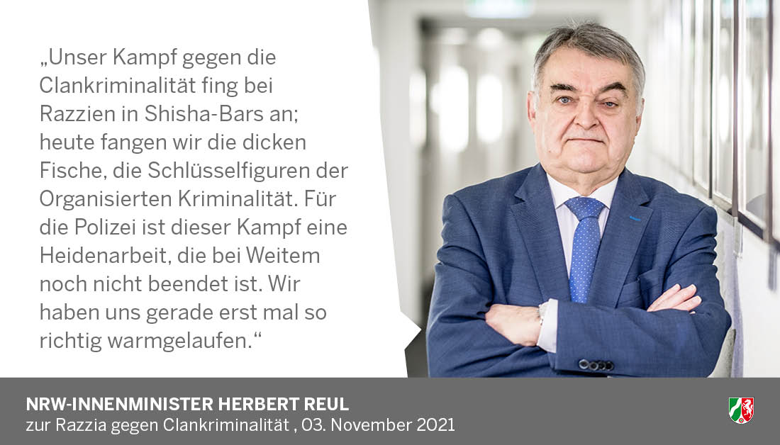 IM_NRW's tweet photo. Die #PolizeiNRW hat ein hochrangiges Mitglied eines türkisch-arabischen #Clans verhaftet. "Der Mann ist eine Größe der Organisierten #Kriminalität: maximal vernetzt, mit Kontakten ins Rotlicht- und ins #Rockermilieu und polizeibekannt", so #Reul. Mehr: https://t.co/X51xw2CIqp https://t.co/EjP9VZHTXB