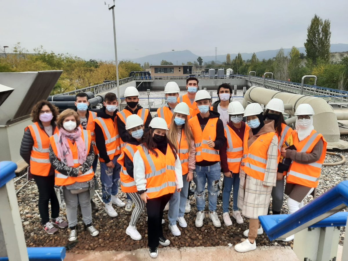 campusigualada's tweet photo. 👷Recentment, alumnes dels Graus en Enginyeria Química i Organització Industrial i Logística del #campusigualadaudl han visitat les instal·lacions de la planta de depuració d’aigües IDR. Més info a 👉 https://t.co/74qKkBRYU0

#enginyeria #universitat #estudiaaigualada #GEQ #GEOIL https://t.co/cuE5EE1OLH