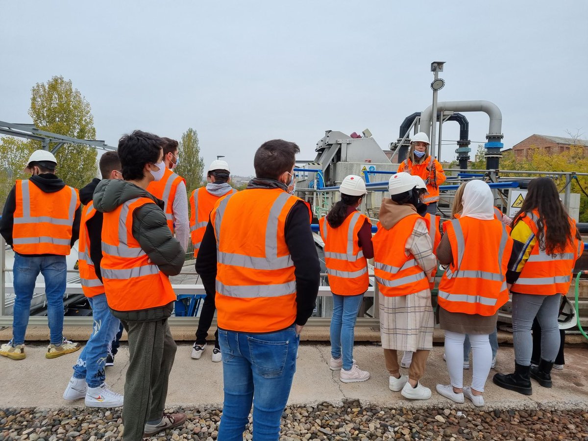 campusigualada's tweet photo. 👷Recentment, alumnes dels Graus en Enginyeria Química i Organització Industrial i Logística del #campusigualadaudl han visitat les instal·lacions de la planta de depuració d’aigües IDR. Més info a 👉 https://t.co/74qKkBRYU0

#enginyeria #universitat #estudiaaigualada #GEQ #GEOIL https://t.co/cuE5EE1OLH