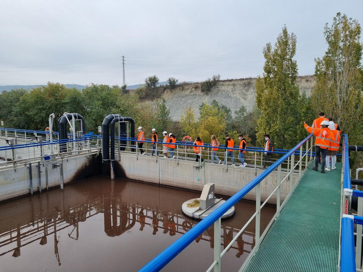 campusigualada's tweet photo. 👷Recentment, alumnes dels Graus en Enginyeria Química i Organització Industrial i Logística del #campusigualadaudl han visitat les instal·lacions de la planta de depuració d’aigües IDR. Més info a 👉 https://t.co/74qKkBRYU0

#enginyeria #universitat #estudiaaigualada #GEQ #GEOIL https://t.co/cuE5EE1OLH