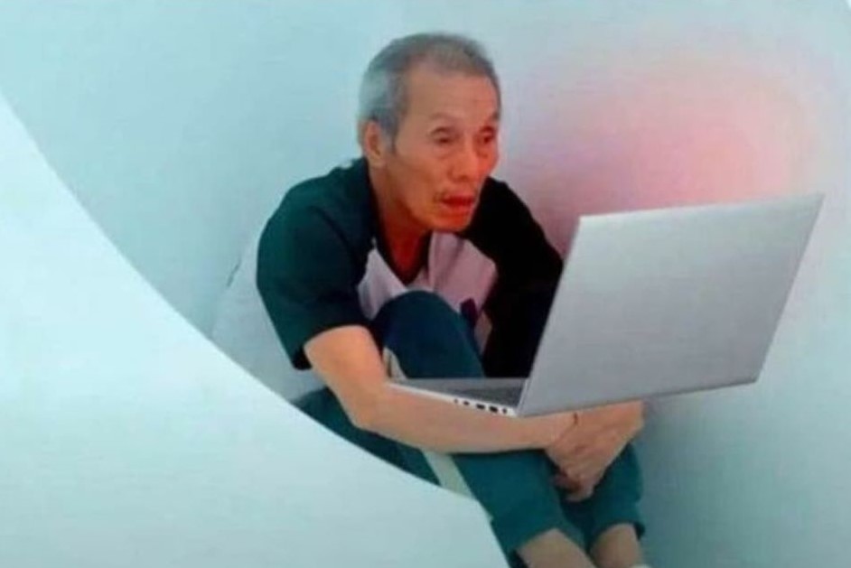 CodeSommelier's tweet photo. Me attending daily Zoom meetings at 9am https://t.co/avgnjLPb6V