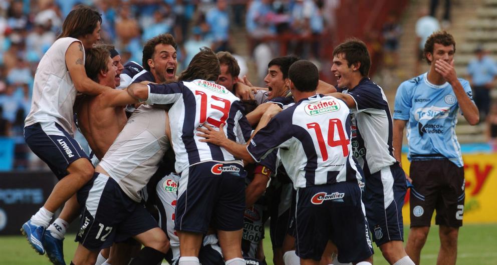 MaxiCuello1981's tweet photo. UN SILENCIO ATRONADOR 🤫
#Borghello se movió velozmente en el área y sus ojos solo observaron la pelota, allá fue con potencia y decidido al gol. De repente SILENCIO. Un estadio completo enmudeció. ¿Un clásico más? Así nació el #DíaDelSilencio. #GraciasMemo https://t.co/w2L1fz9Y2E