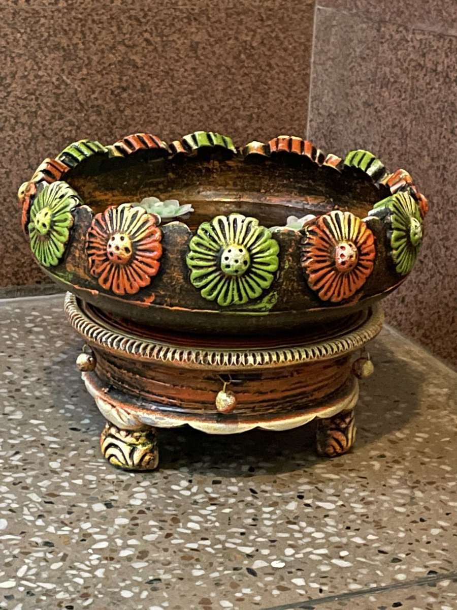 A beautiful creation bought directly from the potter, selling wares from a temporary shop or ‘rehri’ in the neighbourhood Diwali market. Seller happened to be a charming lady called Indira. #ArtistsOfIndia #NaariSeKharidaari