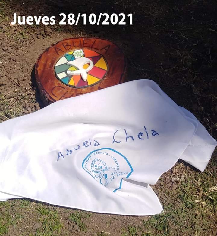 Memoria3F's tweet photo. Nueva vandalización a un espacio de memoria en #TresDeFebrero

Solo cinco días después de haberle hecho un homenaje a la Abuela Chela Deharbe de Fontana en la Plaza de #Caseros, nos encontramos con que el pañuelo blanco de la señalización fue quitado. 
@abuelasdifusion https://t.co/Vv0TMNG4Ly