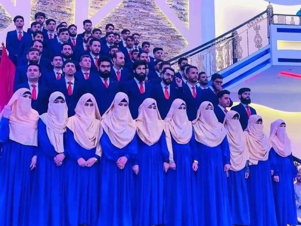 په ورانه هدیره کې د ژوند رنګ سبحان الله!

نن د #کندهار ولایت د ملالۍ پوهنتون څخه فارغ شوي  ډاکټران او حقوق پوهان دا د افغانستان نوی فصل ده . نوې هیلې او ژوند!

پاتی کیږو چې ودان افغانستان کو!🇦🇫
درسره خپور یې کړئ
<a href="/ManzoorPashteen/">Manzoor Pashteen</a>