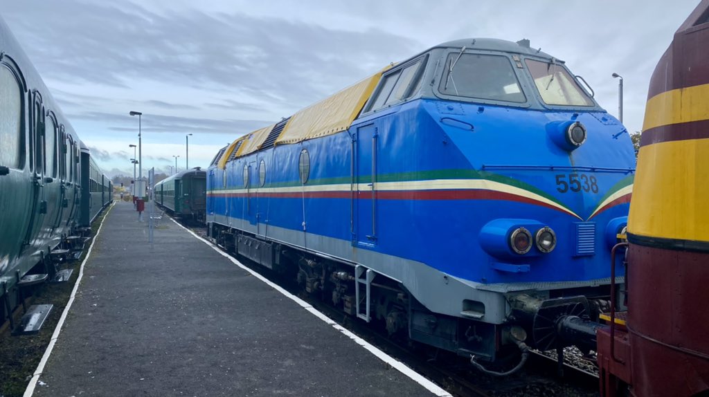 thalys74's tweet photo. Mais au départ #Mariembourg … j’y allais pour celle que je surnomme la « Congolaise » ! Cette #HLD55 ex #SNCB prévue au départ pour être envoyée en Afrique pour société congolaise n’est jamais partie mais elle en porte cependant toujours les couleurs ! #CFV3V https://t.co/bJzWZDYaa6
