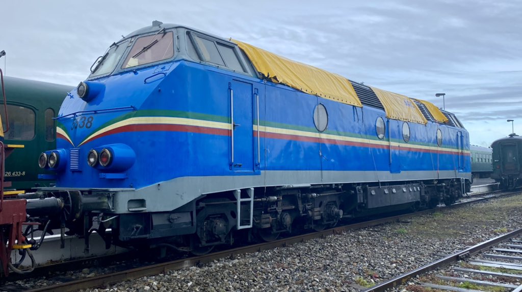 thalys74's tweet photo. Mais au départ #Mariembourg … j’y allais pour celle que je surnomme la « Congolaise » ! Cette #HLD55 ex #SNCB prévue au départ pour être envoyée en Afrique pour société congolaise n’est jamais partie mais elle en porte cependant toujours les couleurs ! #CFV3V https://t.co/bJzWZDYaa6