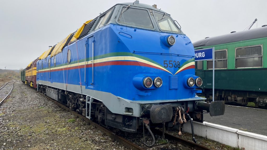 thalys74's tweet photo. Mais au départ #Mariembourg … j’y allais pour celle que je surnomme la « Congolaise » ! Cette #HLD55 ex #SNCB prévue au départ pour être envoyée en Afrique pour société congolaise n’est jamais partie mais elle en porte cependant toujours les couleurs ! #CFV3V https://t.co/bJzWZDYaa6