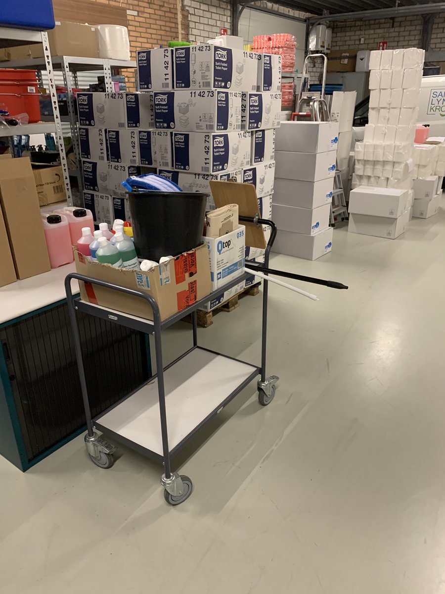 sanlynkro's tweet photo. Overzichtelijke drukte in ons magazijn met gereedzetten van diverse bestellingen voor diverse klanten.Voor al je bestellingen ( ook op werkkastniveau) en voor “butler”-diensten zoals ophalen en wassen van schoonmaakdoeken, kun je contact opnemen bestellingen@sanlynkroschoon.nl:) https://t.co/LIiQO6CXI9
