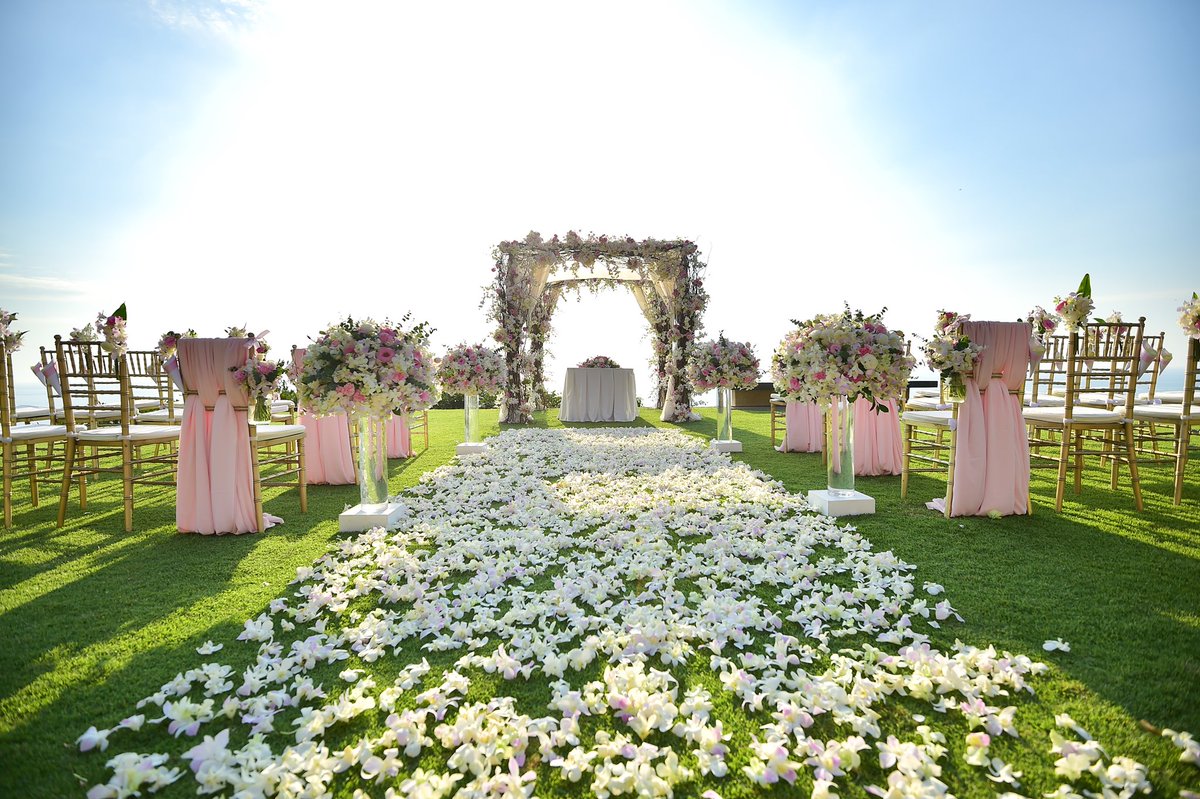 Having a outside ceremony is always nice if the weather allows it! #weddingplanner #weddingplanneruk