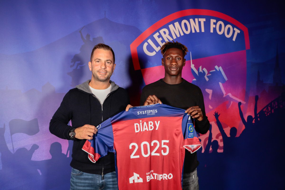 ClermontFoot's tweet photo. ✍️ Quelques heures avant le match de Ligue 1 Uber Eats Clermont Foot 63 - OM, le Président Ahmet Schaefer et Yadaly Diaby ont paraphé le premier contrat professionnel du joueur pour une durée de quatre saisons, soit jusqu’en 2025.

🗞️ Lire le communiqué 👉 https://t.co/H64Fm2g2hJ https://t.co/UskYHrwhku