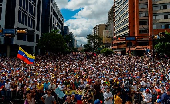 VoluntadPopular's tweet photo. Solo unidos y ejerciendo presión lograremos pasar la página del régimen opresor, exijamos nuestros derechos y hagamos de Venezuela el país que merecemos. 🇻🇪 https://t.co/v6uXKVBrQX