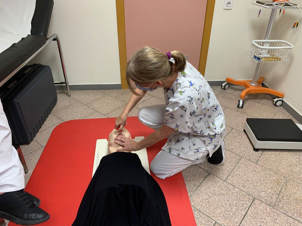 apicsmetronord's tweet photo. 🔝Els professionals #apicsmetronord es formen continuament per oferir el millor servei als usuaris

🎯Al #CAPSantCeloni es va fer la III Jornada de Qualitat i Seguretat del pacient on es van treballar diversos procediments d'assistència per actualitzar i fixar coneixements https://t.co/NAENNzcjbF