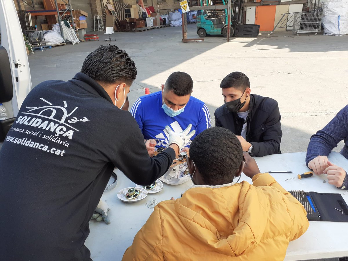 📢La setmana passada els alumnes del curs de Reparació de mòbils i tauletes van fer diferents càpsules formatives!