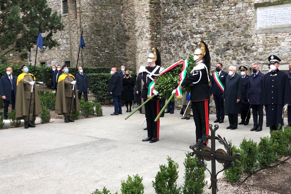 MinisteroDifesa's tweet photo. #3novembre 
Il Presidente #Mattarella, accompagnato dal Ministro @guerini_lorenzo, ha deposto una corona d’alloro al cimitero degli Eroi di #Aquileia, in occasione del Centenario del Milite Ignoto

#100MiliteIgnoto🇮🇹 https://t.co/h2LfoQUvK9
