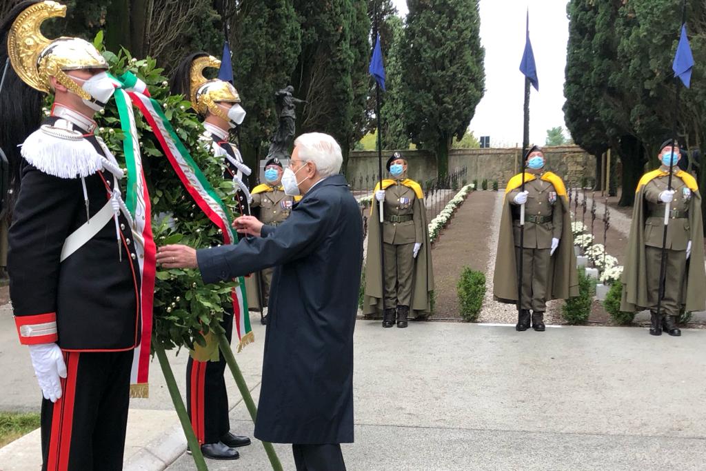 MinisteroDifesa's tweet photo. #3novembre 
Il Presidente #Mattarella, accompagnato dal Ministro @guerini_lorenzo, ha deposto una corona d’alloro al cimitero degli Eroi di #Aquileia, in occasione del Centenario del Milite Ignoto

#100MiliteIgnoto🇮🇹 https://t.co/h2LfoQUvK9