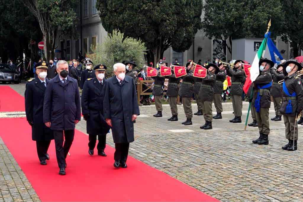 MinisteroDifesa's tweet photo. #3novembre 
Il Presidente #Mattarella, accompagnato dal Ministro @guerini_lorenzo, ha deposto una corona d’alloro al cimitero degli Eroi di #Aquileia, in occasione del Centenario del Milite Ignoto

#100MiliteIgnoto🇮🇹 https://t.co/h2LfoQUvK9