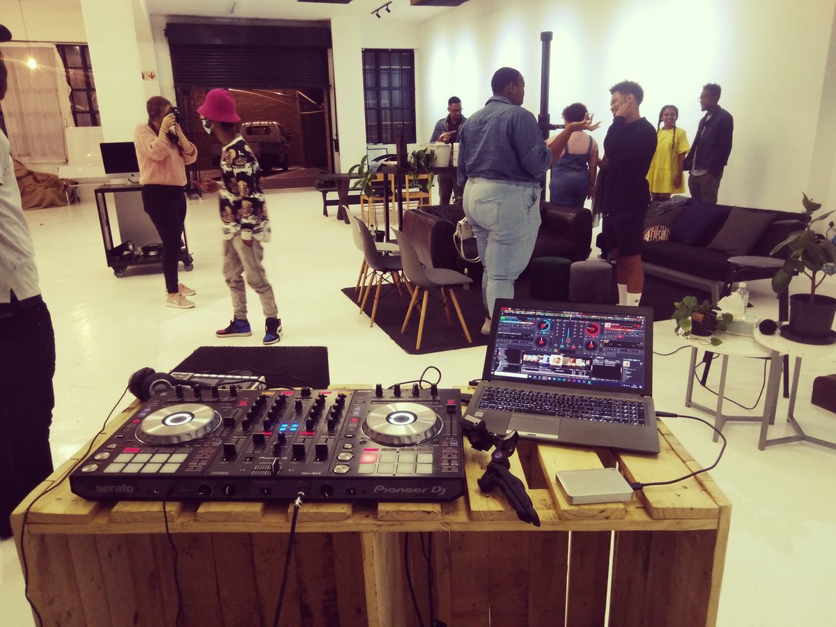RegularSounds's tweet photo. 🎼 Rabi Mwakusa's single release listening party

🗓 30 October
📍 New KATZ Studio, Randburg https://t.co/7C4d2k3BYC