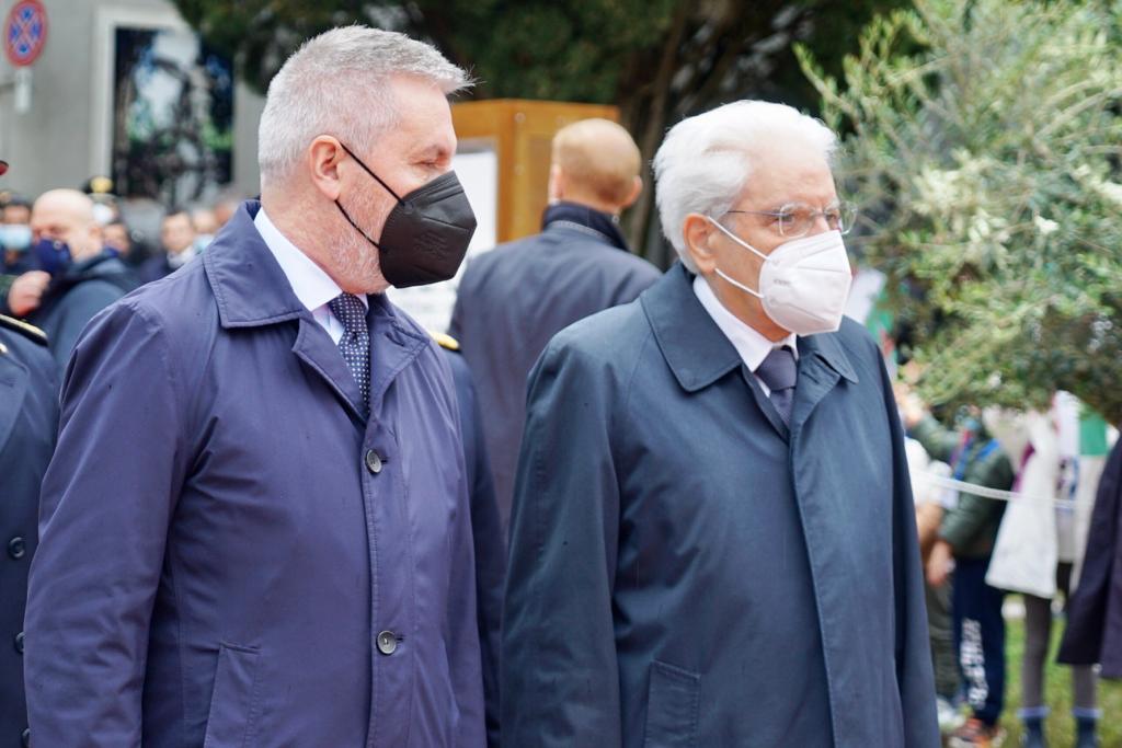 MinisteroDifesa's tweet photo. #3novembre 
Il Presidente #Mattarella, accompagnato dal Ministro @guerini_lorenzo, ha deposto una corona d’alloro al cimitero degli Eroi di #Aquileia, in occasione del Centenario del Milite Ignoto

#100MiliteIgnoto🇮🇹 https://t.co/h2LfoQUvK9