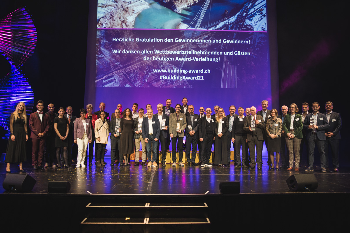 HHMgruppe's tweet photo. Der #Building-Award der Stiftung bilding für herausragende Ingenieurleistungen am Bau ging gestern Abend im @KKL in die vierte Runde. Die @HHMgruppe und der Stiftungs-Präsident @vonarxurs danken für die Beiträge und gratulieren den Gewinnerinnen und Gewinnern herzlich. https://t.co/MkiyYn9DQJ