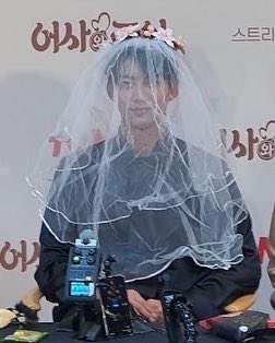 iamokkay's tweet photo. “우리 결혼할까?” https://t.co/rKGIHPn9WC