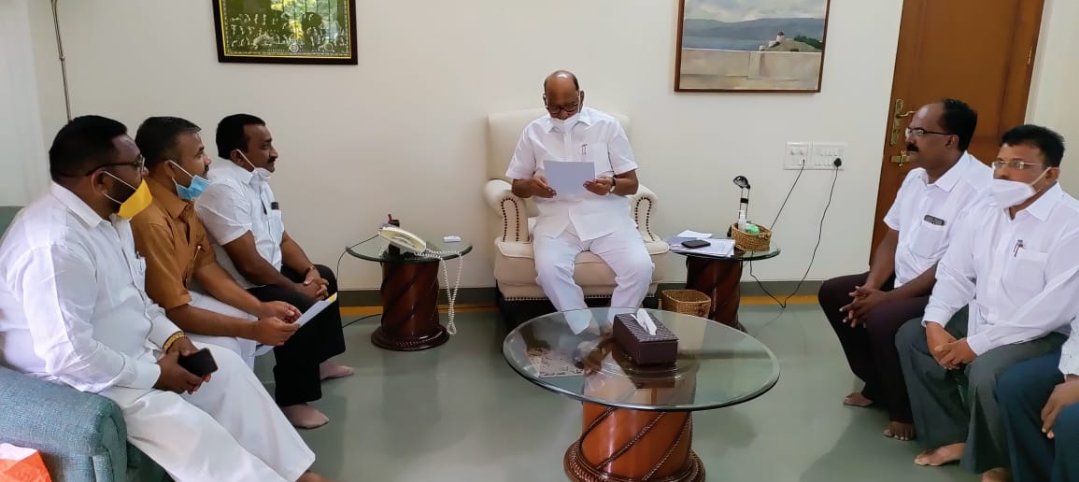 Sir_AnilKale's tweet photo. आज बुधवार दि.०३/११/२१ रोजी लोकनेते मा.श्री. शरदचंद्रजी पवार साहेब यांना प्राथ.शिक्षक संघाचे राज्याध्यक्ष श्री. राजाराम वरूटे व राज्य सरचिटणीस श्री.केशवराव जाधव यांच्या नेतृत्वाखाली वरिष्ठ वेतनश्रेणी त्रुटी संदर्भात निवेदन देऊन चर्चा करण्यात आली आहे. https://t.co/bimWSPZE9H