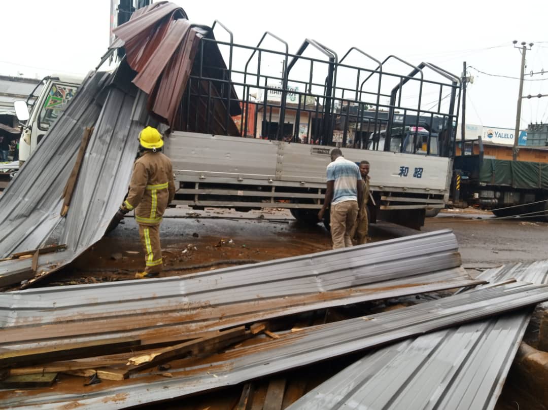 Lukowoyesigyire's tweet photo. Due to heavy rains ,  the roof top at Equity Bank building located at Wekembe Market ,  Kutano ,  Kawempe Division , Kampala city has been blown off . 
Unfortunately it fell into the road and this has caused alot if traffic Jam , https://t.co/NyMdss8LhV