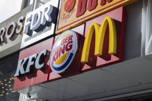 Merca20's tweet photo. Burger King regala bitcoin, ethereum y dogecoin con la compra para fidelizar clientes  - https://t.co/2lQs1oiTE2 https://t.co/QwWGhGyBIQ