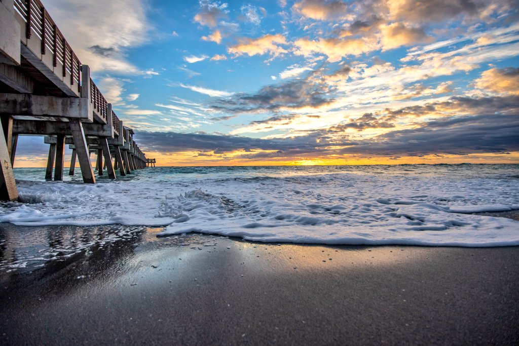 PiersofFlorida's tweet photo. Here's a couple of images I created while watching the sunrise @JunoBeachPier. What a spectacular morning. It was exactly what I needed. 😁

#junobeach #piersofflorida #palmbeachesfl #visitflorida #ocean #beach #beautiful #travel #photographer https://t.co/kRaWxJQ51i
