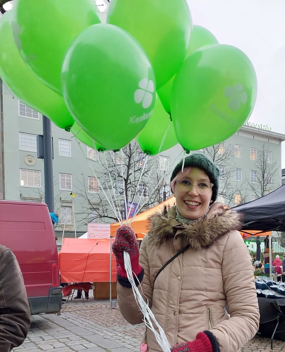 laalaalau's tweet photo. Jokainen tehtävä on tärkeä! Kuten vastuu ilmapallojen täyttämisestä 😇 https://t.co/2M2y2E7jsy