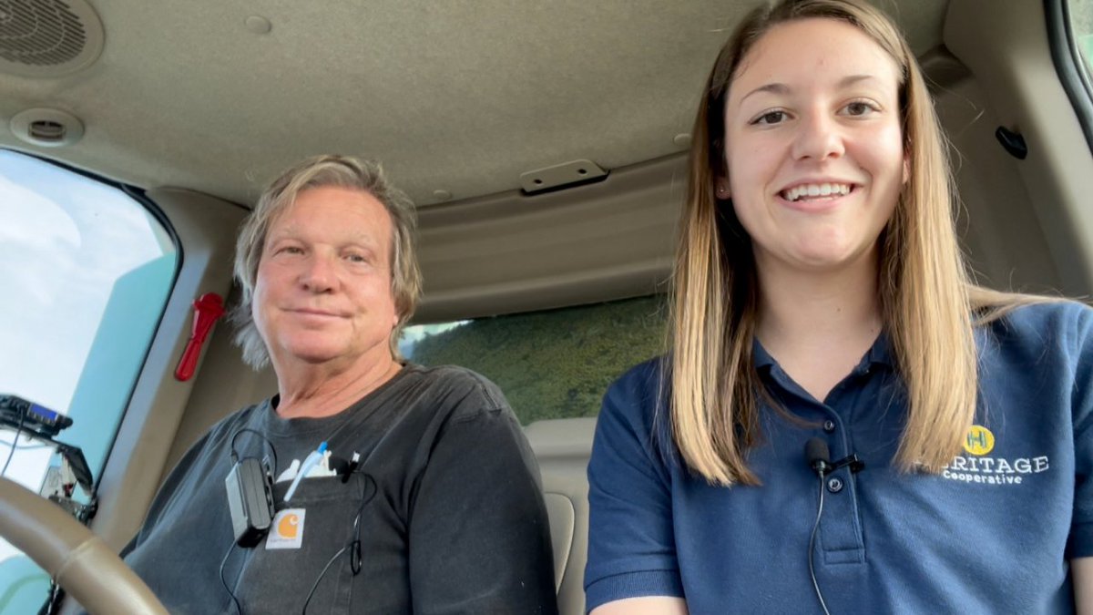 HeritageCoop's tweet photo. #OHBinBusters Early Harvest Results - 10.13.21🌾

Bob Thomas talks with @courtneyheiser, about what he sees as he takes some beans off. The Thomas' are happy to see a 20-bushel increase from last year. 

Stay tuned for Thomas Farms' final yield tallies!👍

https://t.co/iQO0vYHwYM https://t.co/LNVZdZxZ1Z