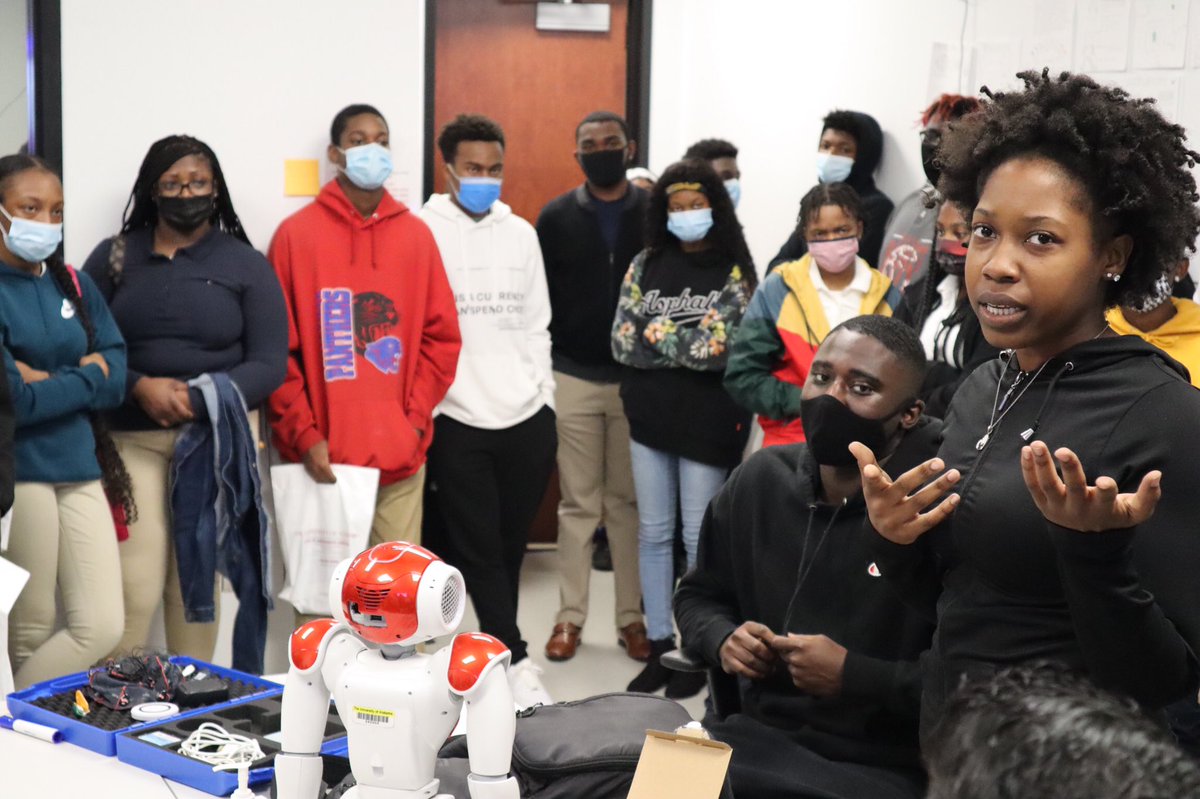 HTIL_UA's tweet photo. Greene County High School students came by to check out the lab! 👨🏾‍💻👩🏾‍💻#RollTide #NSF #STEMeducation https://t.co/vKpzVStdxO