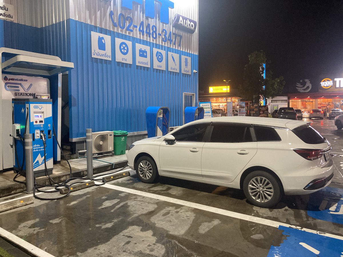 issarar's tweet photo. วิถี #EV ชาร์จไฟฟรียามเย็นครับ ฝนตกเบาตกหนักก็ชาร์จได้นะครับ เคยเจอมากมดแล้ว ไฟไม่ดูด ไม่ตาย #รถยนต์ไฟฟ้า #ThaiEV #EVThai https://t.co/1atIwsbx2b