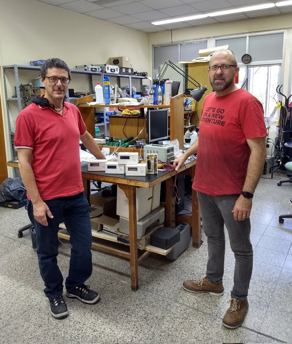 nwolovick's tweet photo. El Taller de Electrónica de @famaf_unc está armando versiones mejoradas del medidor de CO2 de @unahurlingham 

En la foto: Ezequiel Chesini y Alejandro Gustowsky

Att @droyktton @jorgeluisaliaga https://t.co/cz4b6BJXWB
